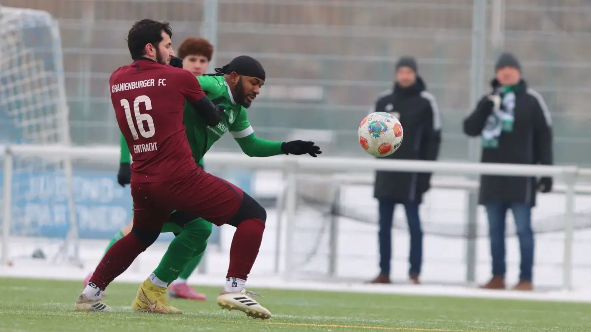Testspiel in Neuruppin: Oranienburger FC Eintracht gegen Preussen Eberswalde am 31. Januar 2026 auf Kunstrasen 4:6 (3:2), Mansur Musaitov gegen Patrice Donald Epale Otto (in Grün)