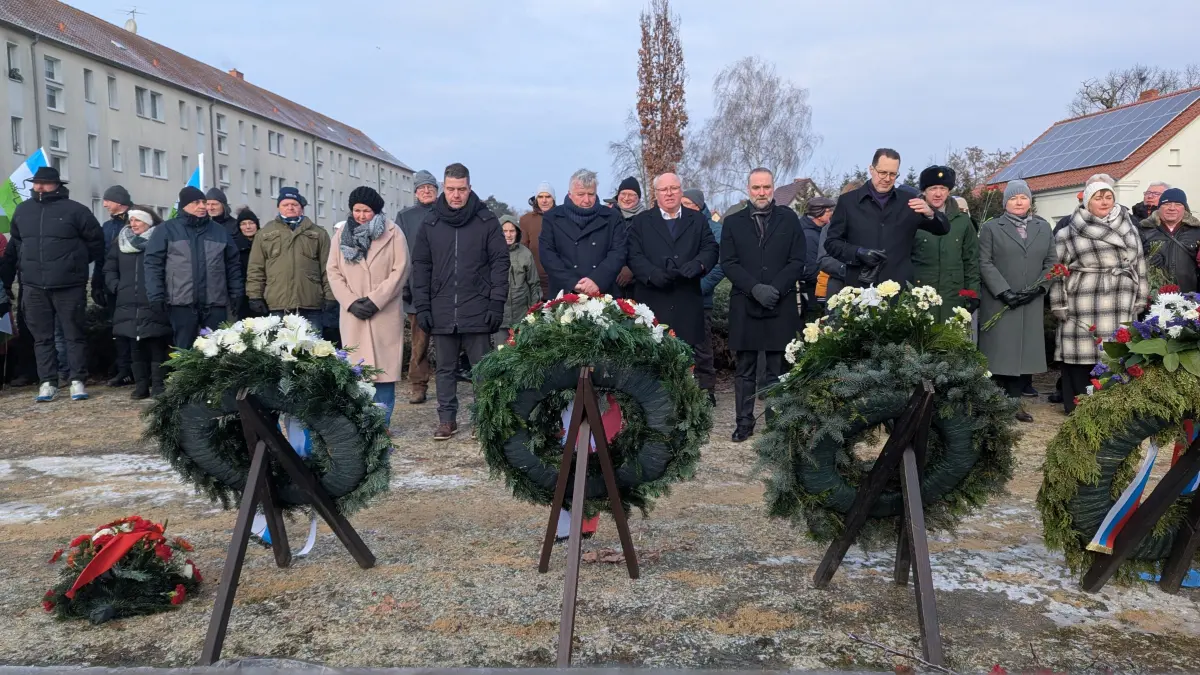Lokale Würdenträger aus Politik und Verwaltung, Vertreter der russischen Föderation und zahlreiche interessierte Bürger erinnerten gemeinsam an die Errichtung des ersten Brückenkopfes westlich der Oder in Kienitz vor 81 Jahren.