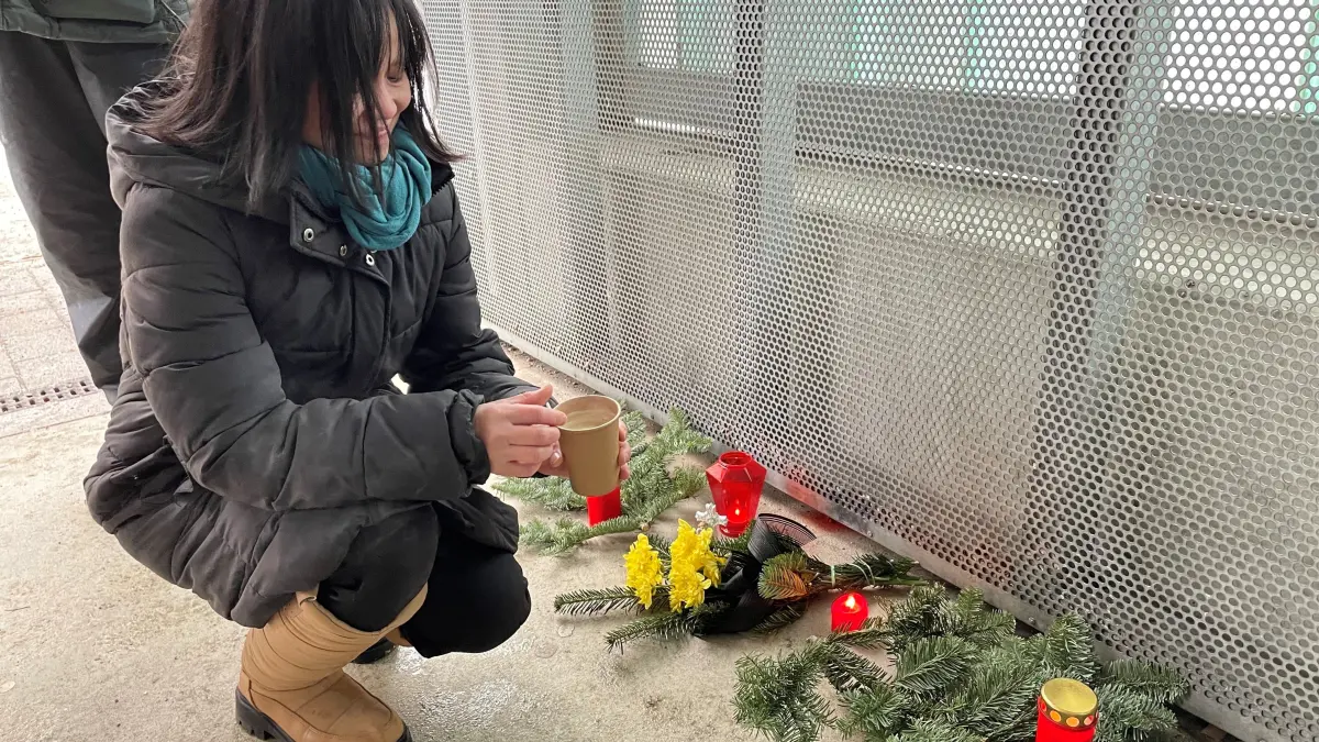 Trinh Thi Hien bringt einen heißen Kaffee zur Gedenkstätte, die Freunde und Bekannte für den verstorbenen obdachlosen Axel am Ort seines Todes eingerichtet haben. "Ich habe ihm jeden Tag einen heißen Kaffee gebracht. Auch heute", sagt sie unter Tränen.