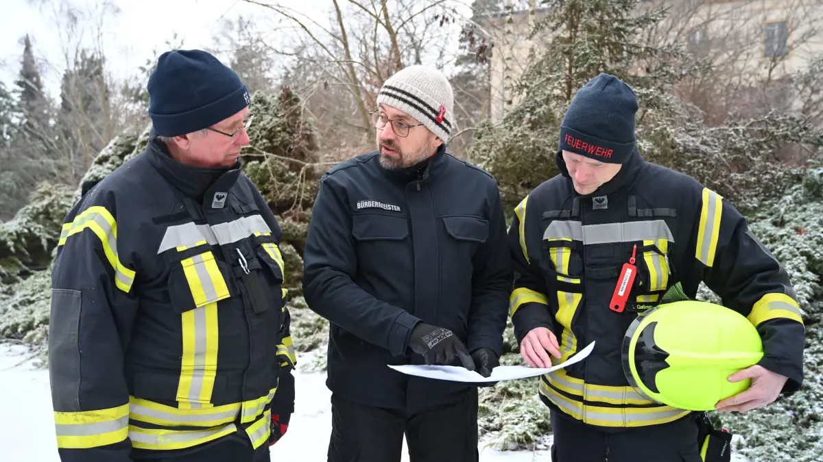 ehemalige FDJ-Hochschule Wilhelm Pieck, Areal Bogensee, nach dem Brand. Im Bild: Bürgermeister Oliver Borchert, Einsatzleiter Lutz Gassmann und Einsatzleiter Tobias Looke