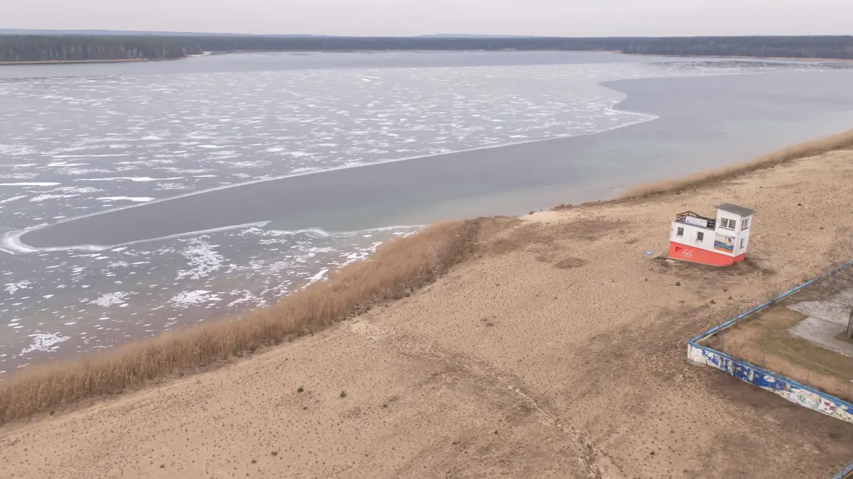 Der Helenesee in Frankfurt (Oder) ist immer noch nicht komplett zugefroren. Dabei war es im Januar so kalt wie seit 16 Jahren nicht mehr.