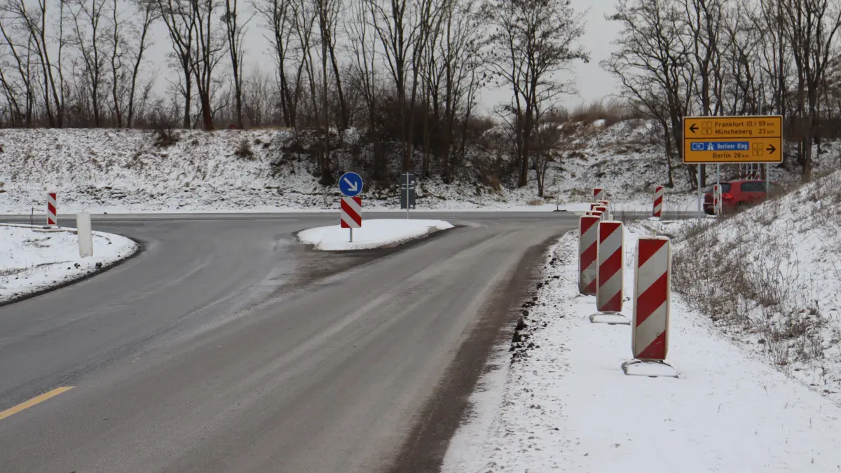 Die Gabelung der Landesstraße L 233 zur Bundesstraße B 1 zwischen den Rüdersdorfer Ortsteilen Tasdorf und Hennickendorf: Dort steht eine Sperrung an.