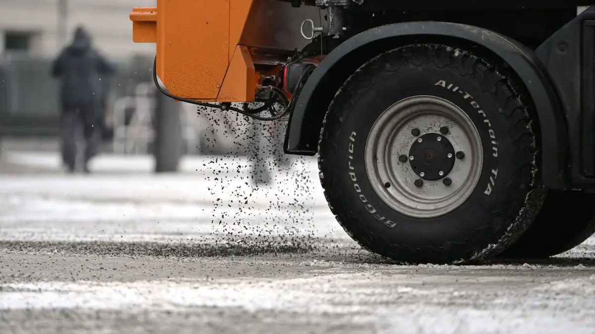 Winterwetter in Berlin: 30.01.2026, Berlin: Ein Fahrzeug des Winterdienstes ist auf dem Platz des 18. März im Einsatz. (zu dpa: «Streuwagen verliert in Mechernich Öl – Straßen gesperrt») Foto: Markus Lenhardt/dpa +++ dpa-Bildfunk +++