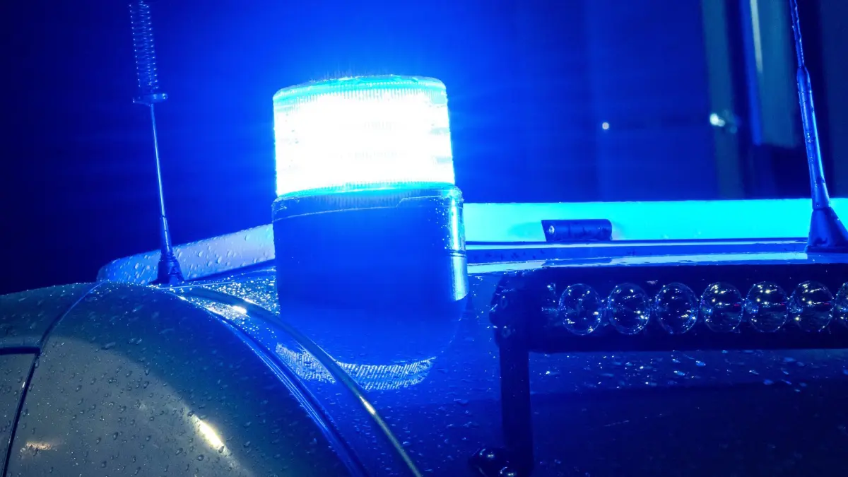 Polizei Bremen: ARCHIV - 24.11.2023, Bremen: Das Blaulicht an einem Einsatzwagen. (zu dpa: «Schuss ins Bein – 36-Jähriger verletzt im Krankenhaus») Foto: Sina Schuldt/dpa +++ dpa-Bildfunk +++