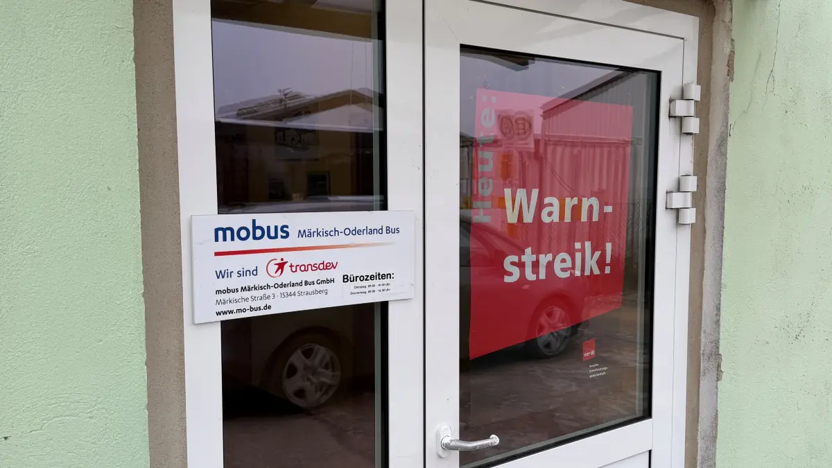 „Heute Warnstreik“, steht an der Tür vom Betriebshof der Märkisch-Oderland Bus (mobus) in Seelow.