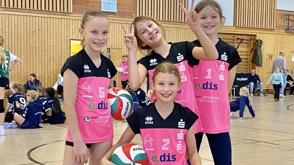 Die pinkfarbenen Shirts gefallen Josephine, Aurelia, Nora und Marika – Dank den Sponsoren.