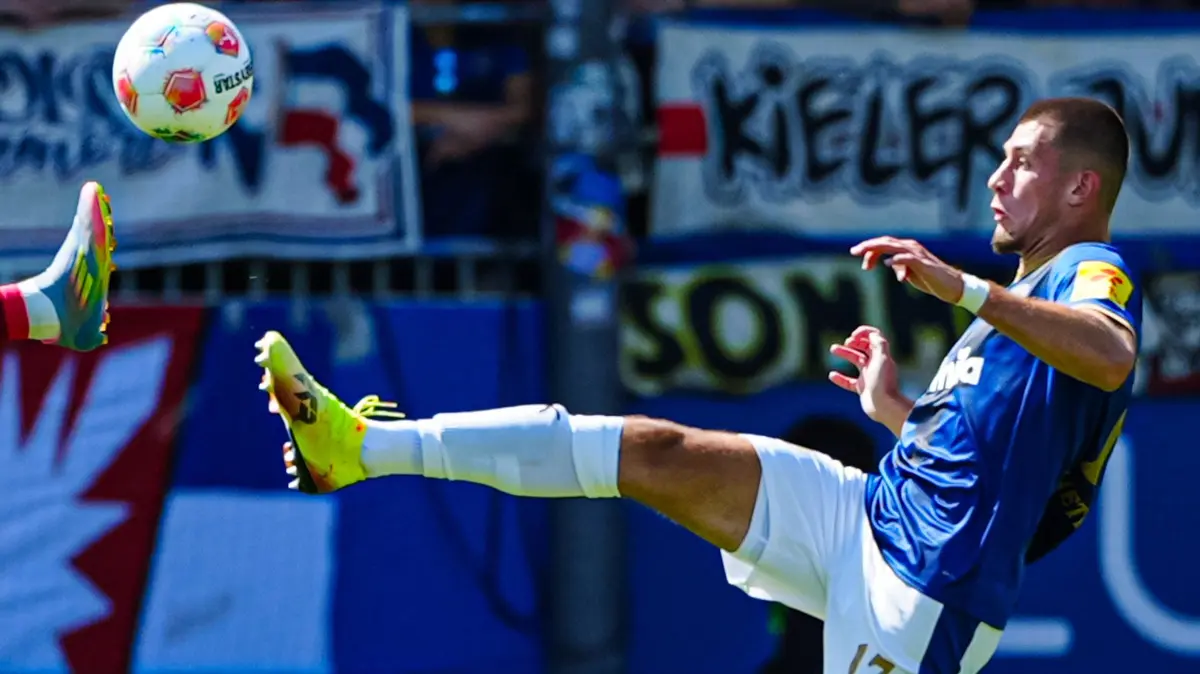 Benjamin Boakye (DSC Arminia Bielefeld, #27), Mladen Cvjetinovic (Holstein Kiel, #17)
GER, Holstein Kiel vs. DSC Arminia Bielefeld, Fussball, 2. Bundesliga, Spieltag 2, Saison 2025/2026, 10.08.2025
DFL REGULATIONS PROHIBIT ANY USE OF PHOTOGRAPHS AS IMAGE SEQUENCES AND/OR QUASI-VIDEO
Foto: Eibner-Pressefoto/Marcel von Fehrn