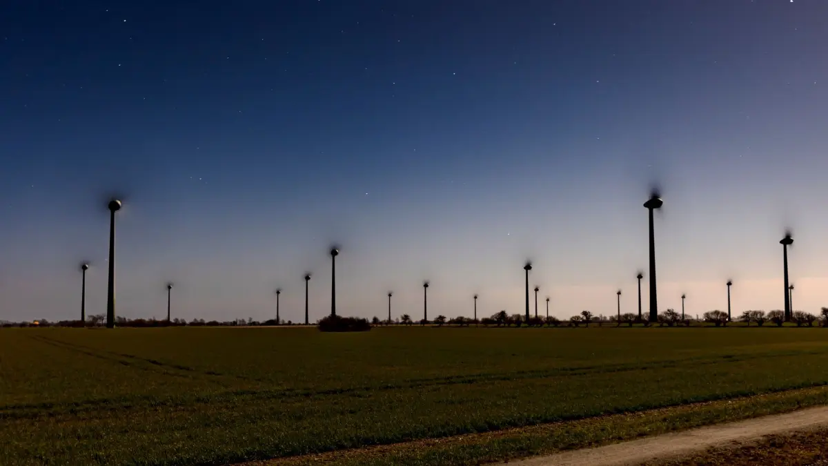 Sternenklare Nacht auf Fehmarn: ARCHIV - 17.03.2022, Schleswig-Holstein, Lemkenhafen: Der Mond scheint auf Windräder auf der Insel Fehmarn. (zu dpa: «500.000 Euro Schaden bei Brand eines Windrades») Foto: Frank Molter/dpa +++ dpa-Bildfunk +++