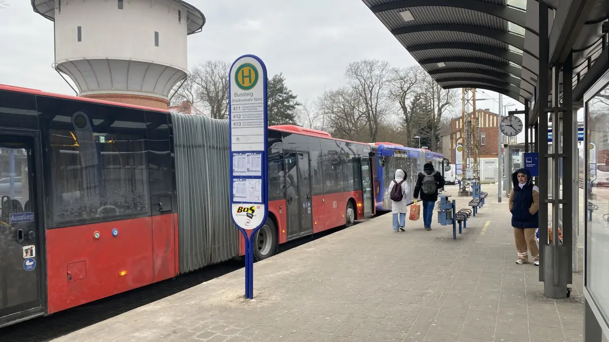 Trotz Streik fast wie immer: Bild am Montagvormittag am Bahnhofsvorplatz in Fürstenwalde.