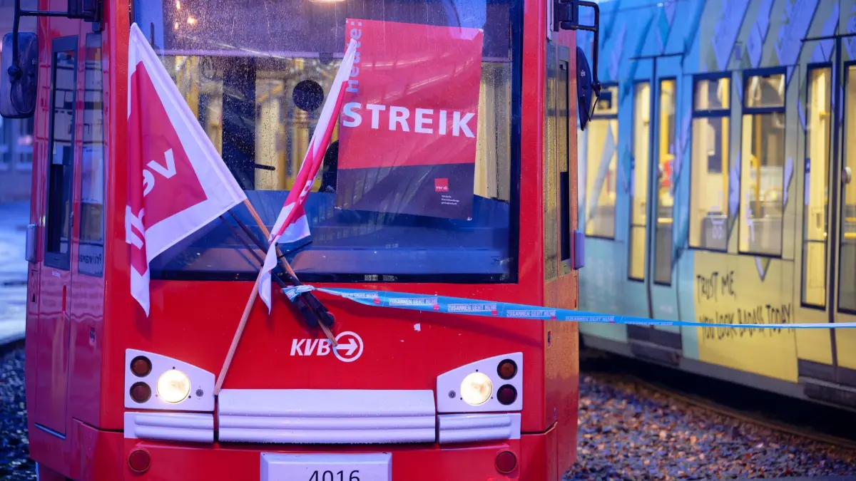 Verdi-Warnstreiks im Nahverkehr - Nordrhein-Westfalen: 02.02.2026, Köln: Plakate und Fahnen an einer Straßenbahn der Kölner Verkehrsbetriebe weisen auf einen Warnstreik hin. Verdi ruft bundesweit zu Warnstreiks im Nahverkehr auf, Fahrgäste in zahlreichen deutschen Städten müssen sich am Montag auf erhebliche Einschränkungen im öffentlichen Nahverkehr einstellen. Foto: Henning Kaiser/dpa +++ dpa-Bildfunk +++