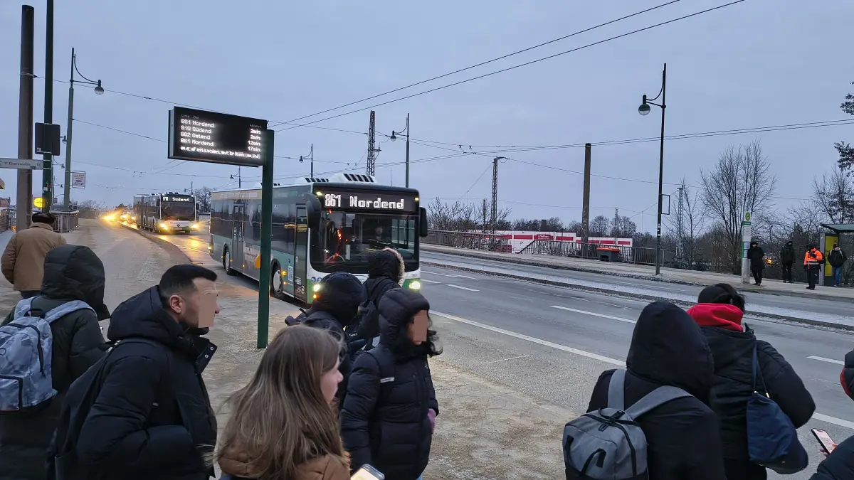 Überraschendes Bild: so wie hier an der Eisenbahnbrücke rollte eine Vielzahl an Bussen in Eberswalde. Kam es trotzdem zu Einschränkungen für Fahrgäste?