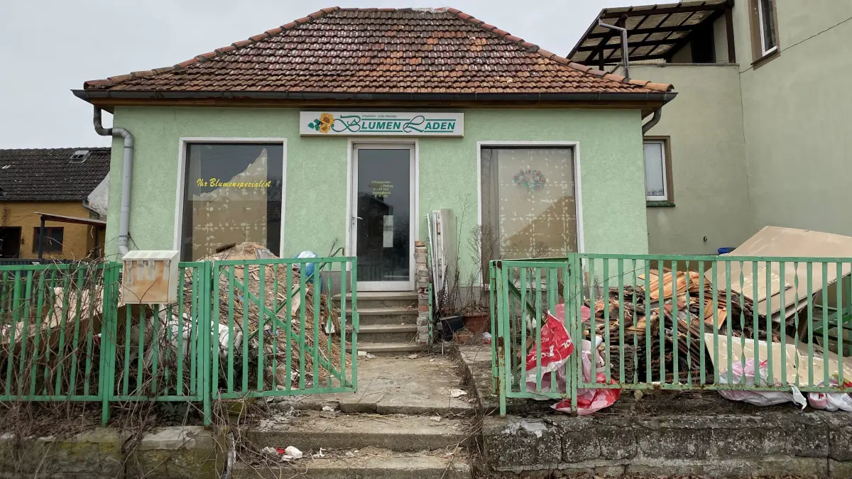 Steht seit über einem Jahr leer: der ehemalige Blumenladen an der Hauptstraße Lindenallee 43 A in Brieskow-Finkenheerd. Vor dem Haus stapelt sich der Müll.