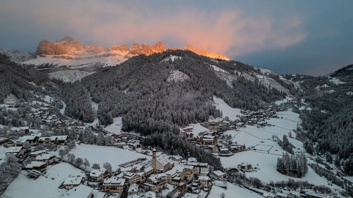 Winter-Wunderland Eggental. Die Berge glühen über dem