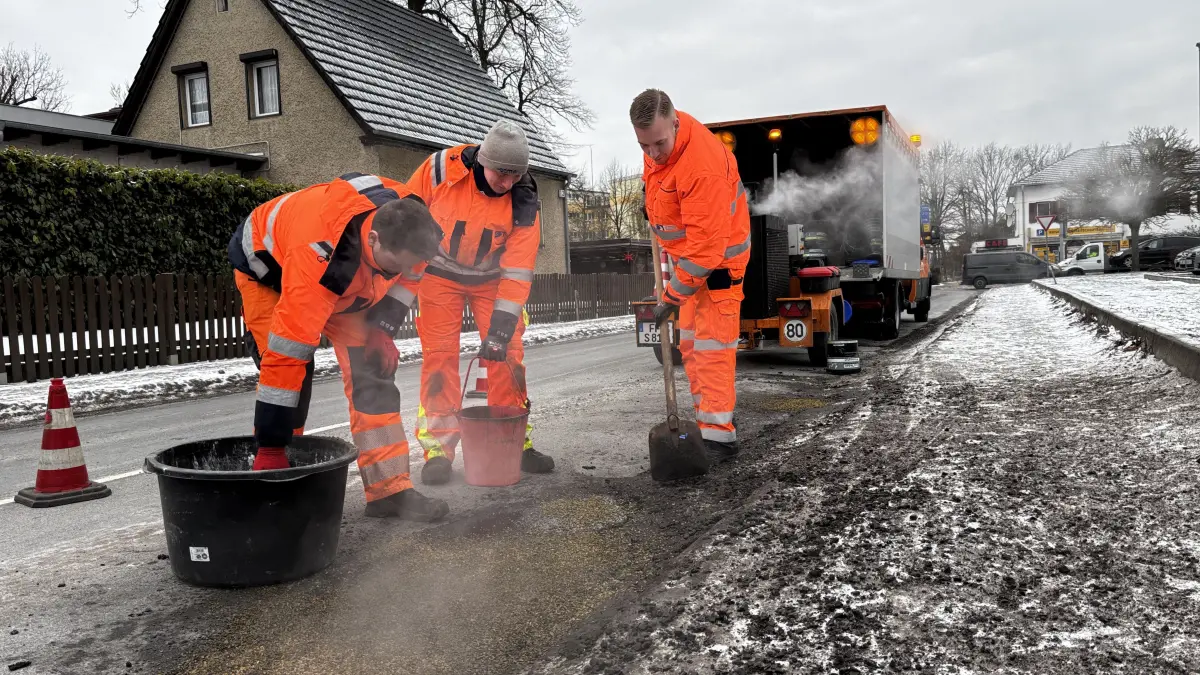 Ein Trupp der Straßenmeisterei Nassenheide versucht, die tiefsten Schlaglöcher in Mühlenbeck zu stopfen. Die Männer haben angesichts vieler Aufbruchstellen viel zu tun. Bei den eisigen Temperaturen ist das Schwerstarbeit.