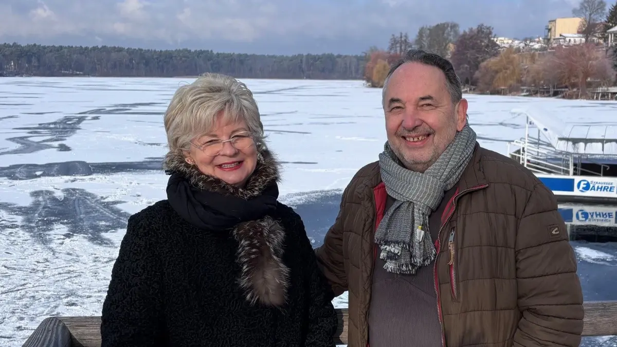 Engagieren sich seit Jahren für den Erhalt des Straussees und verlangen spürbaren Einsatz: Angela Friesse und Frank Weber nehmen die Bürgermeisterkandidaten kritisch in den Blick.