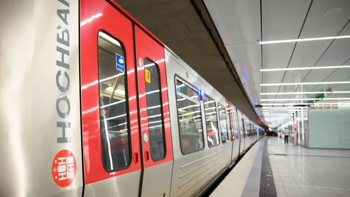 U4: ARCHIV - 03.05.2023, Hamburg: Ein U-Bahnwagen der Baureihe DT 5 der Hamburger Hochbahn steht auf dem neu gebauten U2/U4-Bahnsteig der U-Bahnstation Horner Rennbahn. (zu dpa: «Nach dem Warnstreik - Busse und U-Bahnen fahren wieder») Foto: Gregor Fischer/dpa +++ dpa-Bildfunk +++