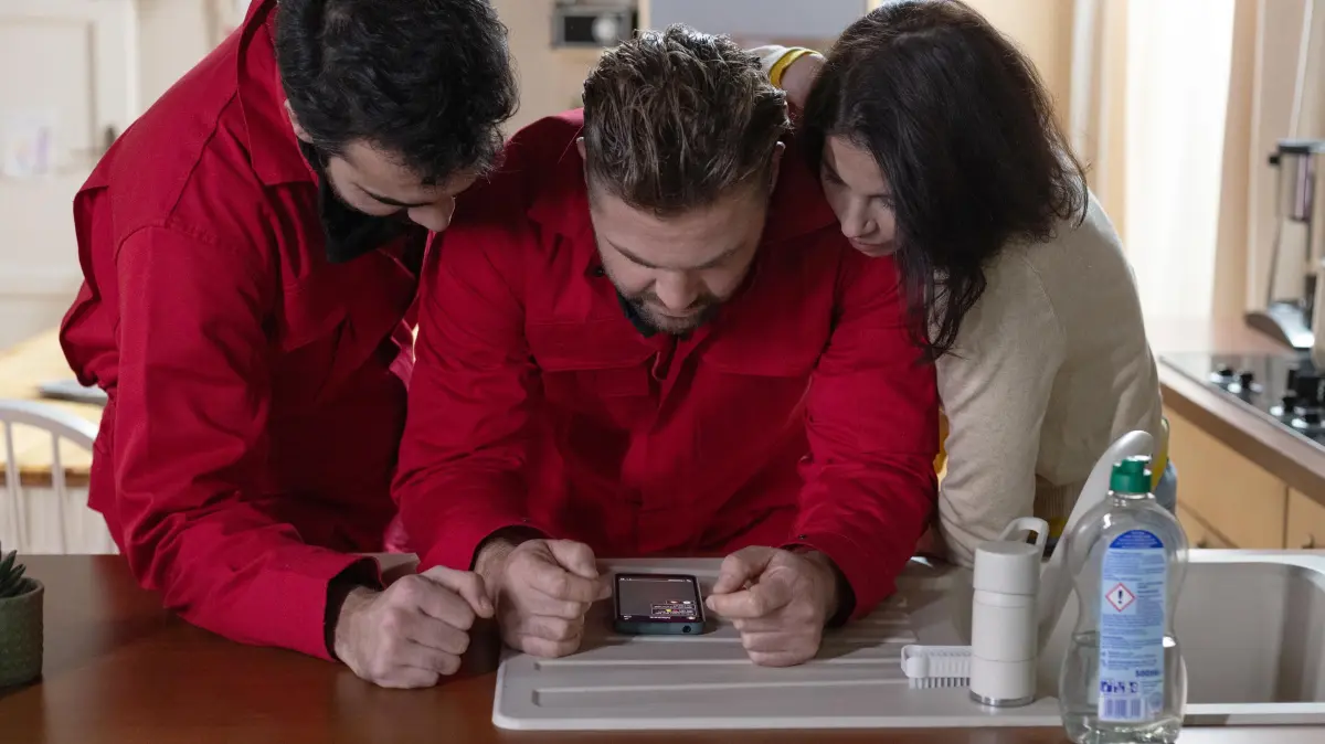 Baris (Metehan Demiröz, l.) weist Bambi (Ben Heinrich) auf die Gefährlichkeit einer gekränkten Verbrecherin hin. Rechts Sina (Valea Scalabrino)