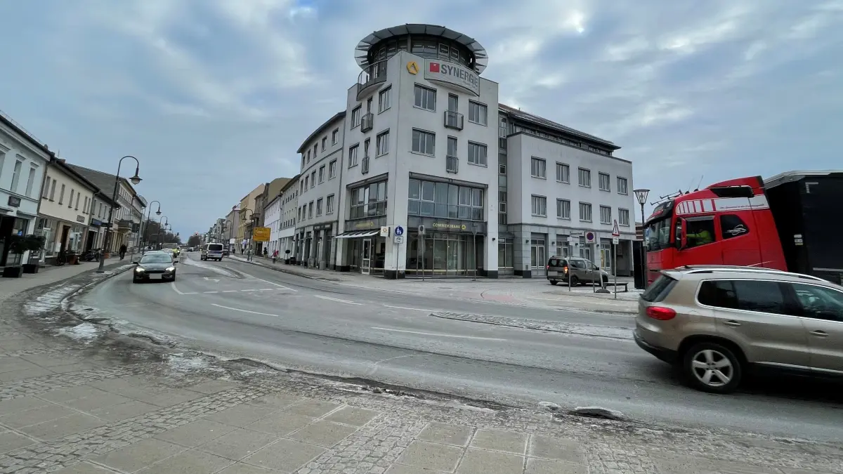 Oranienburg, Verkehr, Autos, Kreuzung in der Innenstadt: Fischerstraße / Bernauer Straße, gefährlich? Linksabbiegen soll jetzt laut CDU wieder verboten werden - zumindest werktags von 8 bis 18 Uhr