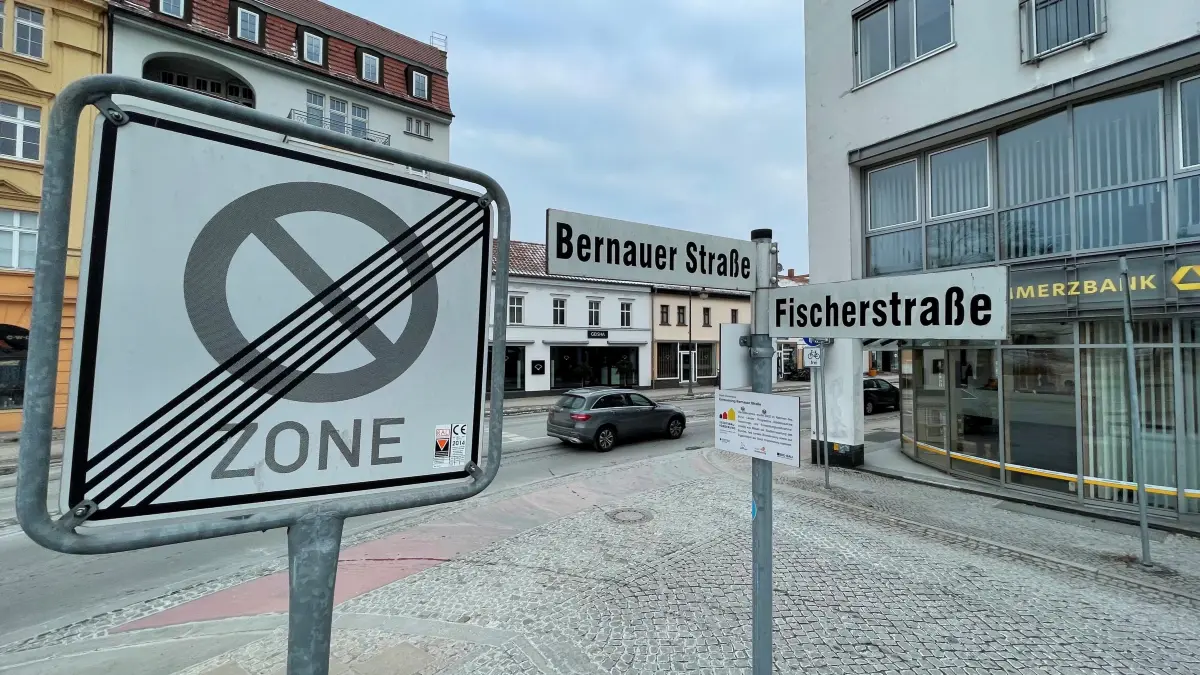 Oranienburg, Verkehr, Autos, Kreuzung in der Innenstadt: Fischerstraße / Bernauer Straße, gefährlich? Linksabbiegen soll jetzt laut CDU wieder verboten werden - zumindest werktags von 8 bis 18 Uhr