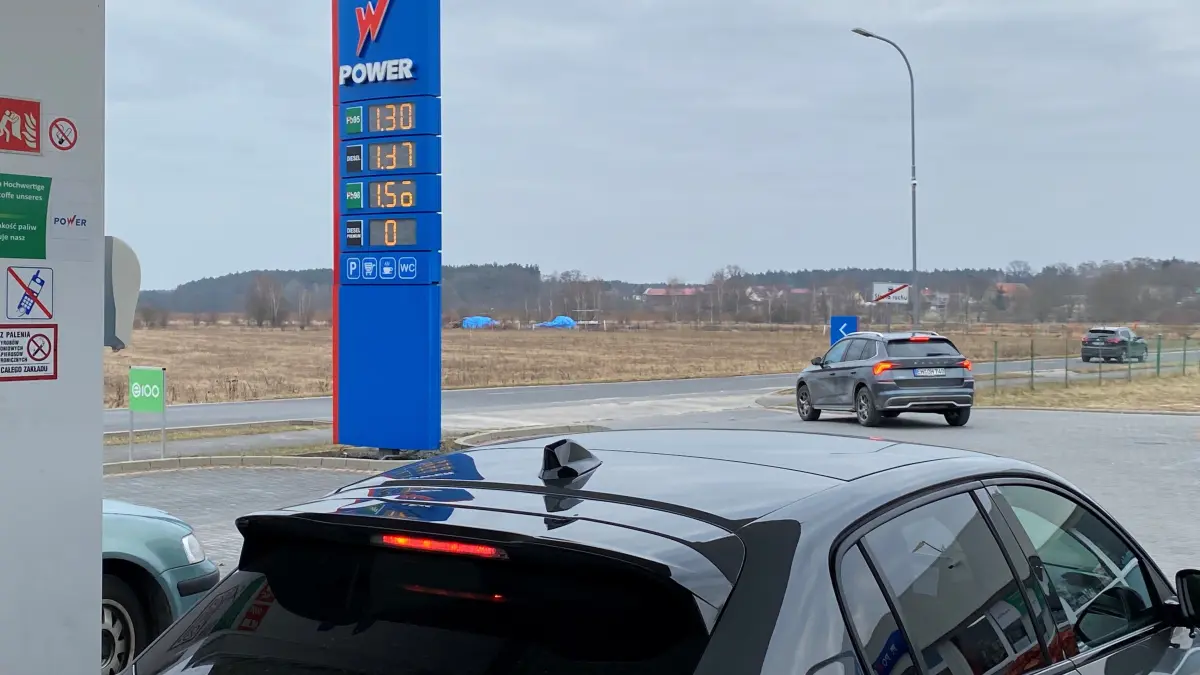 Preisanzeige: Die Spritpreise an der Power-Tankstelle in Zytowan bei Coschen waren am Dienstag (3. Februar) um die 40 Cent geringer als im 30 Kilometer davon entfernten Eisenhüttenstadt auf deutshcer Seite.