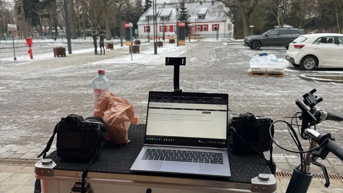 Rollendes Büro direkt vor dem Stadion: Hier ist Platz für Laptop, Kamera und die Käsebrötchen.