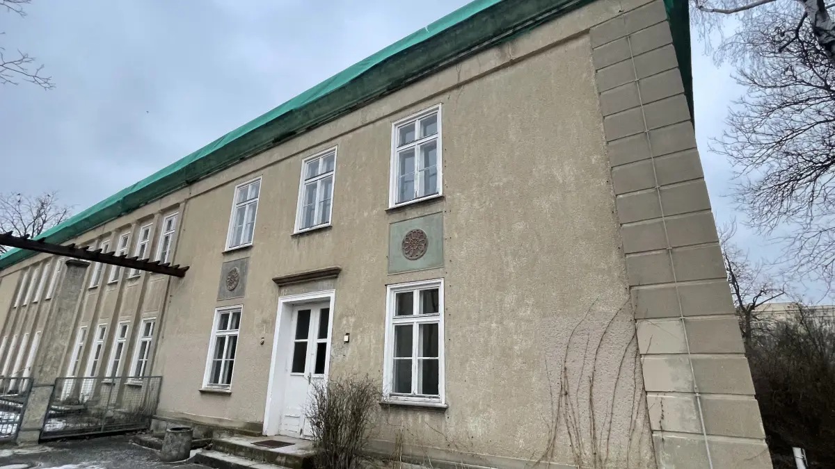 Trostloser Anblick. Die ehemalige Wochenkrippe in der Erich-Weinert-Allee in Eisenhüttenstadt steht seit vielen Jahren leer. Das Gebäude muss saniert werden. Gibt es jetzt eine Perspektive?