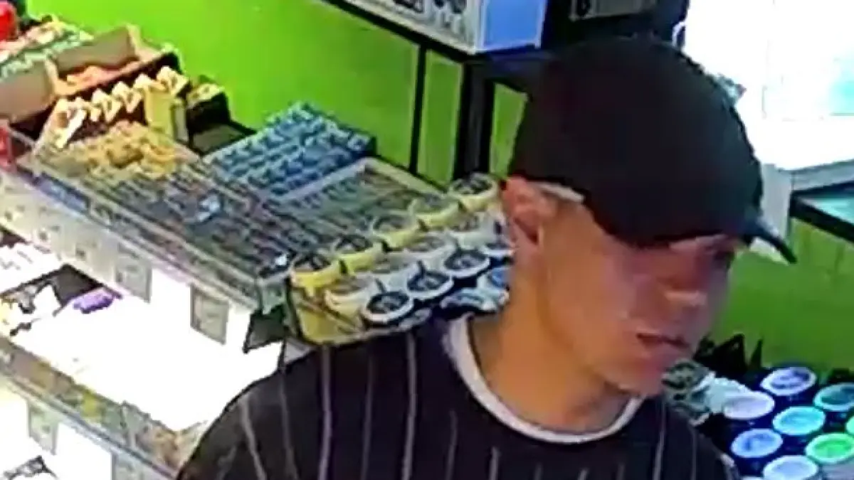 Wer kennt diesen Mann? Die Kriminalpolizei der Inspektion Barnim sucht nach einem dreisten Einbrecher, der mehrfach mit einer gestohlenen EC-Karte einkaufen gegangen ist.