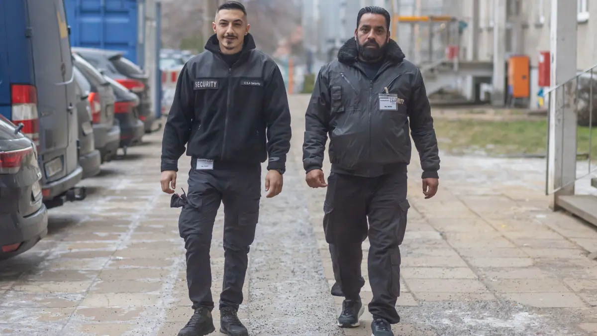 Regelmäßig drehen Mickaal Awad (l.) und Ibne Ali Sayed ihre Runden durch das Viertel am Pablo-Neruada-Block und der Allende Höhe.