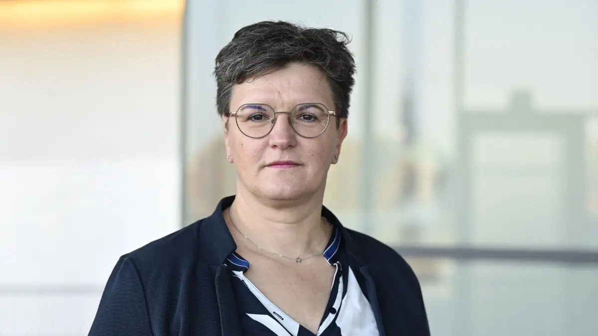 Evangelische Kirche: Janz tritt als Sprecherin der Betroffenen zurueck: Nancy Janz, Sprecherin der Betroffenenvertretung des Beteiligungsforums Sexualisierte Gewalt, auf der 6. Tagung der 13. Synode der EKD am Samstag (08.11.2025) in Dresden. Die Sprecherin der Betroffenen im Gremium fuer die Aufarbeitung sexualisierter Gewalt in der evangelischen Kirche, Nancy Janz, tritt zurueck. Die vier Jahre als Sprecherin im Beteiligungsforum Sexualisierte Gewalt in der Evangelischen Kirche in Deutschland (EKD) und der Diakonie haetten sie Kraft gekostet, und sie sei dabei ueber ihre Grenzen gegangen, sagte Janz dem "Tagesspiegel" (Mittwoch, online). Sie kritisierte auch die Kirche. In den evangelischen Landeskirchen und Diakonie-Landesverbaenden wuerden Veraenderungen viel zu langsam umgesetzt oder sogar infrage gestellt. (Siehe epd-Meldung vom 04.02.2026) *** Local Caption *** 00533488