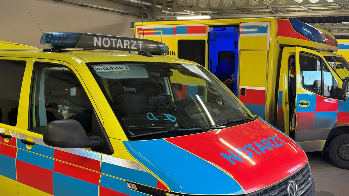 Einsatzfahrzeuge vom Rettungsdienst MOL in der Wache Strausberg: Wer muss nach einem aktuellen Urteil künftig die Kosten für Fehlfahrten tragen?