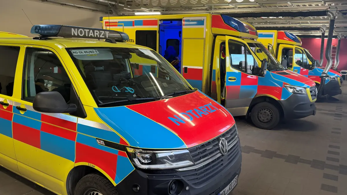 Einsatzfahrzeuge vom Rettungsdienst MOL in der Wache Strausberg: Wer muss nach einem aktuellen Urteil künftig die Kosten für Fehlfahrten tragen?