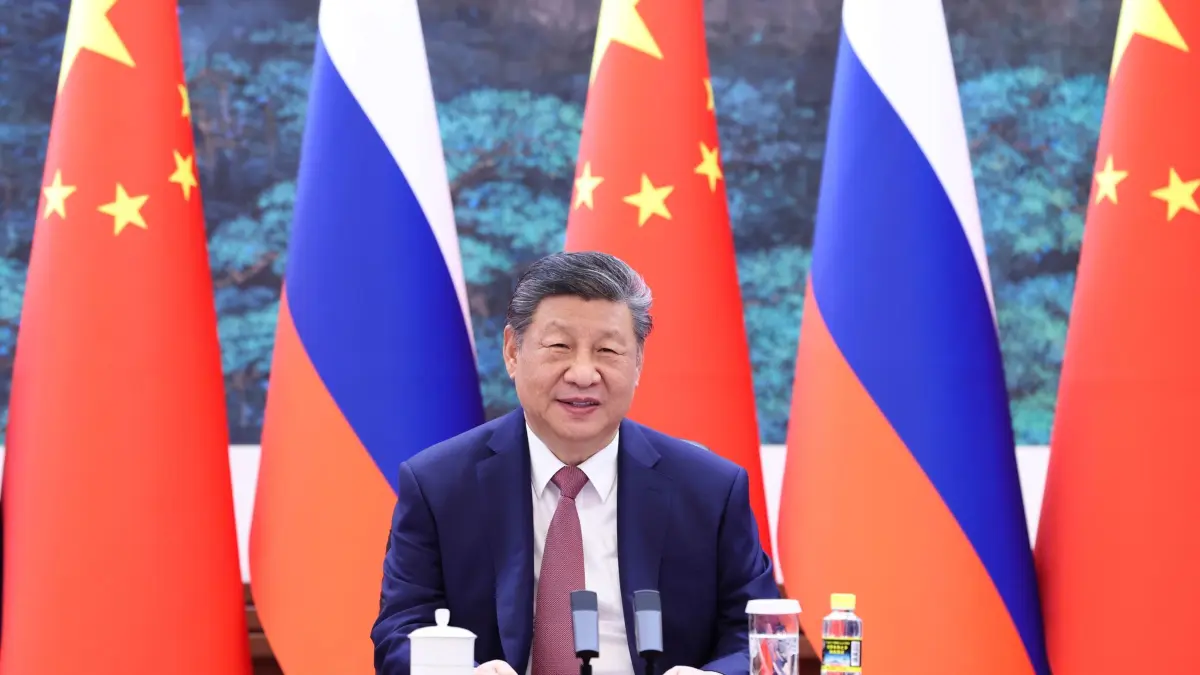 Virtuelles Treffen zwischen Xi und Putin: 04.02.2026, China, Peking: Auf diesem von der Nachrichtenagentur Xinhua veröffentlichten Foto hält der chinesische Präsident Xi Jinping ein virtuelles Treffen mit dem russischen Präsidenten Wladimir Putin in der Großen Halle des Volkes ab. Foto: Huang Jingwen/Xinhua/AP/dpa +++ dpa-Bildfunk +++