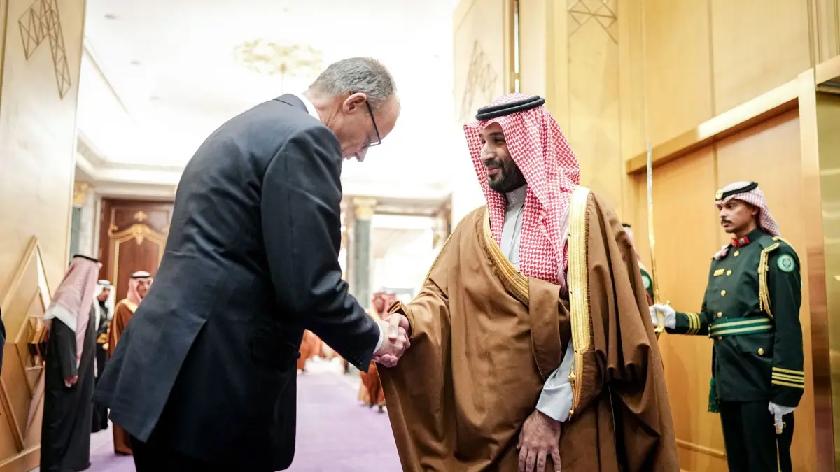Bundeskanzler Merz reist in die Golfregion: 04.02.2026, Saudi-Arabien, Riad: Bundeskanzler Friedrich Merz (CDU) wird von Kronprinz Mohammed bin Salman am Yamama Palast verabschiedet. Der Bundeskanzler reist erstmals in die Golfregion. Von Saudi-Arabien geht es weiter nach Katar und in die Vereinigten Arabischen Emirate (VAE). Foto: Kay Nietfeld/dpa +++ dpa-Bildfunk +++
