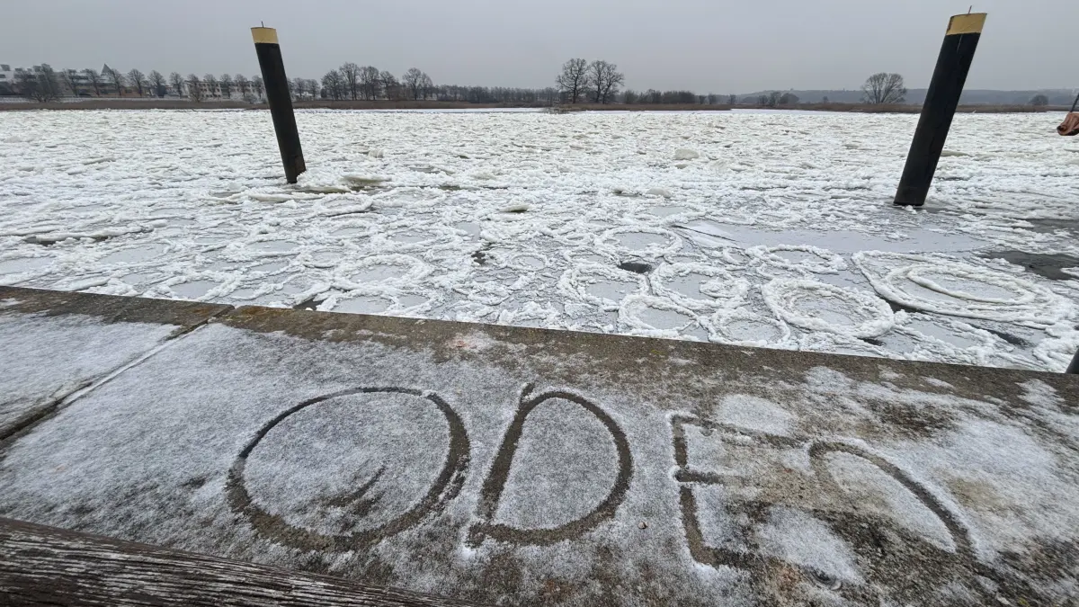 Der Fluss in Frankfurt (Oder) ist nach 16 Jahren wieder zugefroren.