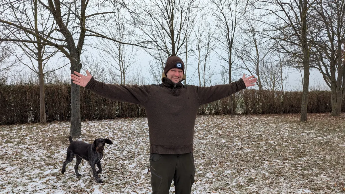 Voller Vorfreude: Christian Kindler (r.) und sein Jagdhund Hansen (l.) auf dem Reit- und Sprtplatz in Schulzendorf, wo das Festival stattfinden soll.