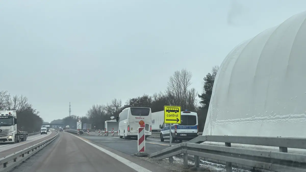Kontrollstelle der Bundespolizei neuerdings an der A12 aus Polen kommend. Pkw fahren links vorbei, die Lkw rechts vom Kontrollzelt.
