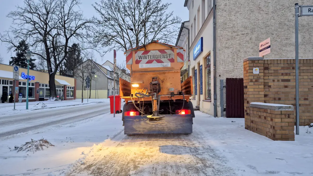 Auch in Velten sorgen die winterlichen Bedingungen für glatte Straßen und Fußwege. Die Stadtverwaltung und eine Firma starten daher eine besondere Aktion.