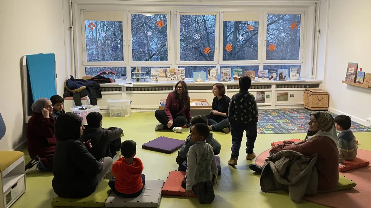 Hier wird in einem der Räume der Fröbel-Kita Regenbogen in Frankfurt (Oder) gerade ein Buch für die Kinder vorgelesen.