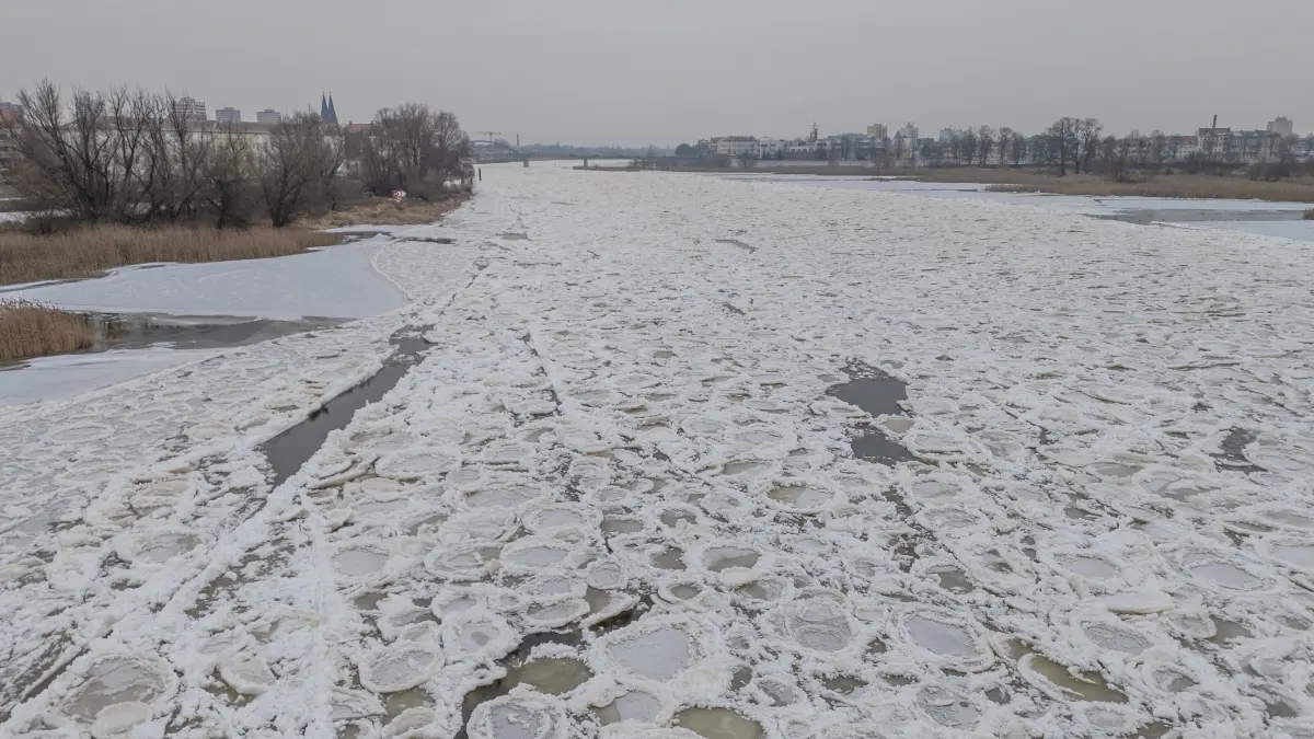 Beeindruckende Bilder von der zugefrorenen Oder gibt es zu entdecken. Der Fluss ist auch zum Touristenmagnet geworden.