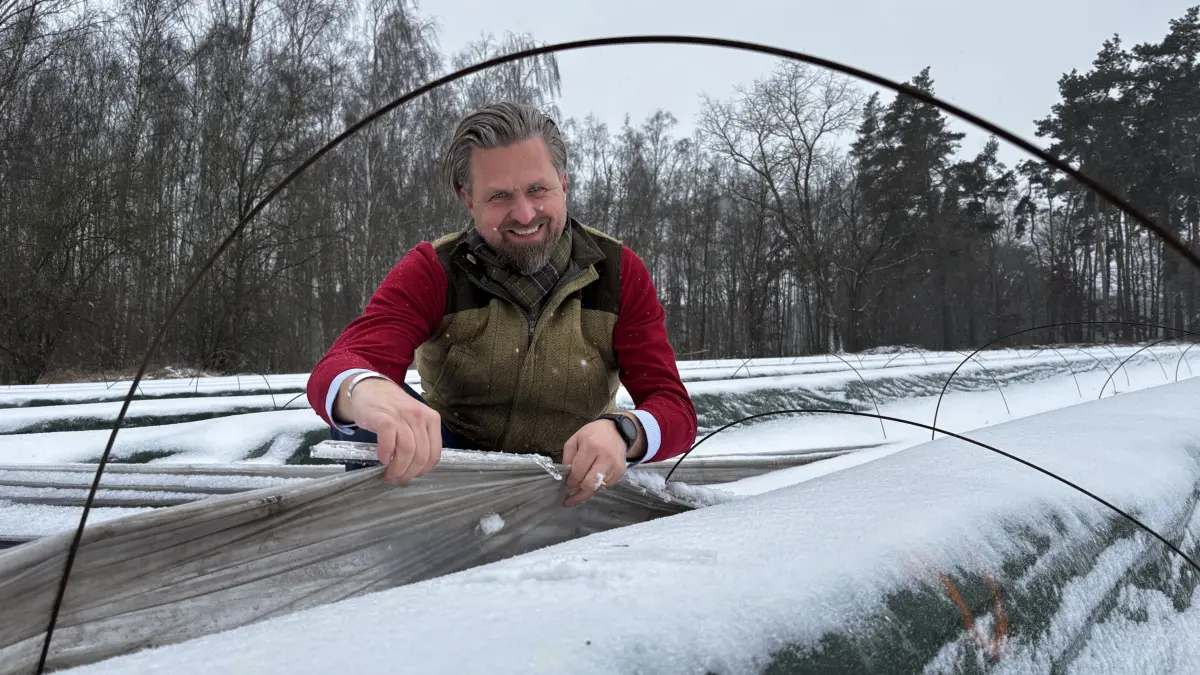 Warten auf wärmeres Wetter: Malte Voigt, Spargelbauer in Kremmen, kontrolliert die Dämmer auf seinen Feldern. Der Frost verhindert aktuell die anstehenden Arbeiten. Spargel Malte Voigt Landwirt Frost Schnee Folie Tunnel