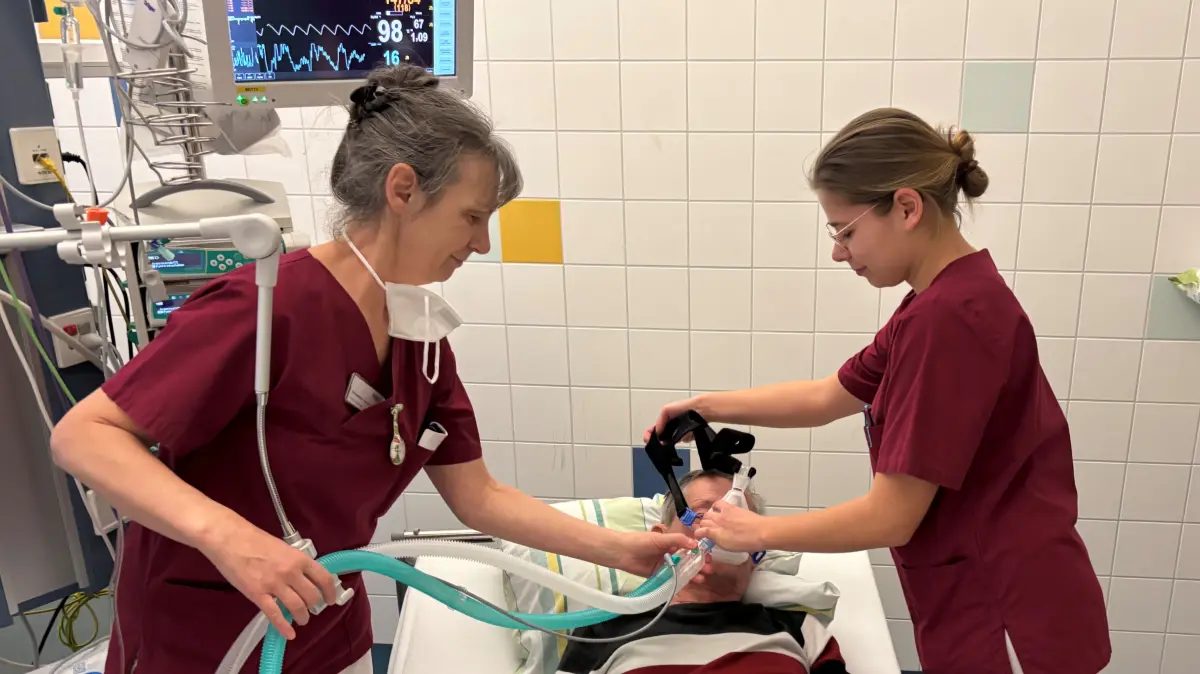 Im Krankenhaus Angermünde herrscht derzeit Hochbetrieb. Viele Patienten mit Influenza und Lungenerkrankungen werden behandelt. In der ITS der Klinik für Innere Medizin bereiten die Schwestern Jaqueline (l.) und Cindy einen Patienten für Untersuchungen vor.