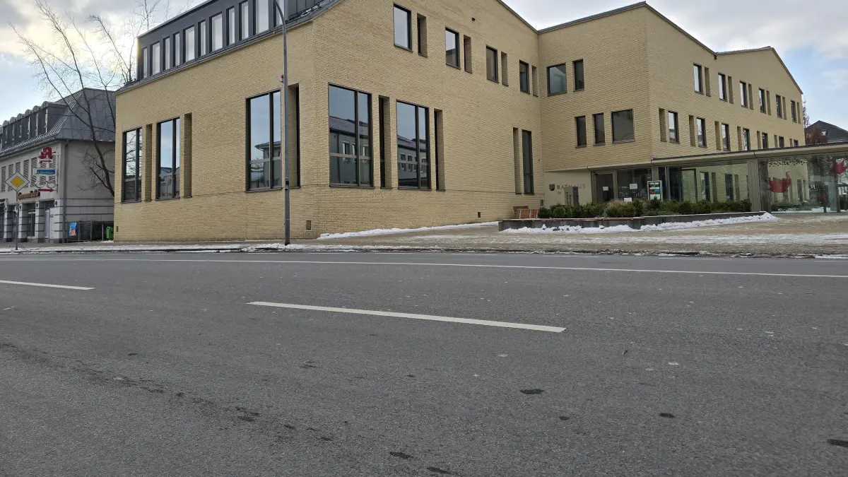 Das Rathaus in Königs Wusterhausen am Dienstagnachmittag. Erneuter Schneefall könnte die Salzvorräte wieder ans Limit bringen.