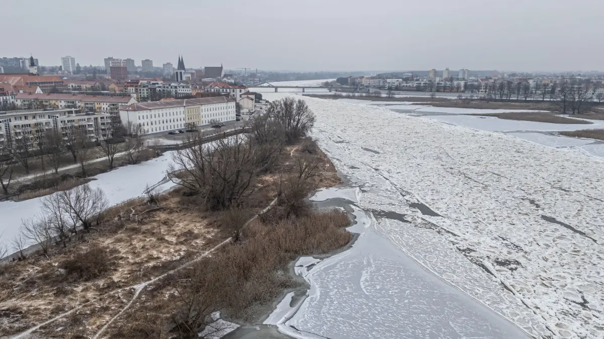 Beeindruckende Bilder von der zugefrorenen Oder gibt es zu entdecken. Der Fluss ist auch zum Touristenmagnet geworden.