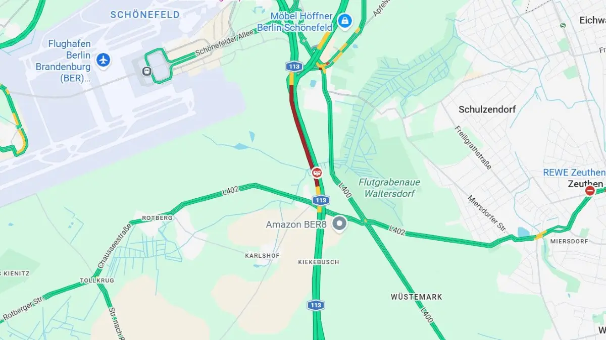 Der Stau auf der A113 in der Nähe des Flughafens BER um 12 Uhr.