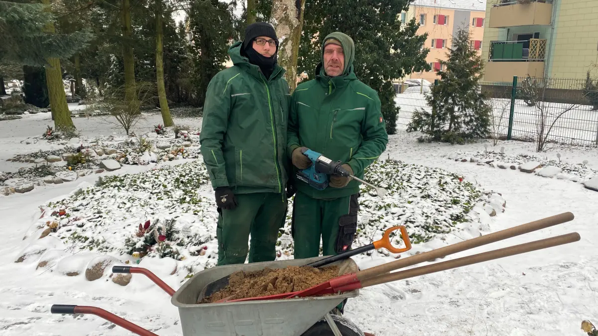 Bei anhaltenden Minusgraden müssen die Friedhofsgärtner schweres Gerät einsetzen, um Gruben für Urnen oder Särge auszuheben. Hier: Neuer Friedhof Bernau, Jahnstraße 24, Friedhofsgärtner Martin Soldan (links)und Robert Dahlke (rechts)