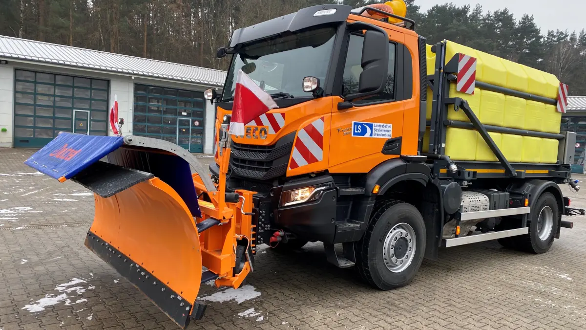 Steht für die Spätschicht bereit: dieser IVECO-Lkw mit einem FS 100-Aufsatz. Vor dem zu erwartenden Schneeregen in der Nacht vom Dienstag zum Mittwoch (5. Februar) wurde präventiv Salzsole ausgebracht, damit der Niederschlag nicht gefriert.