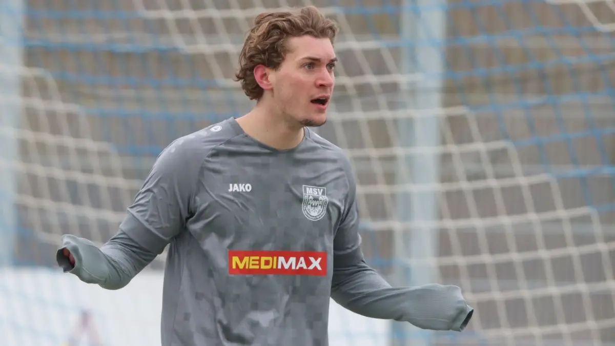 Warm anziehen: Erik Prüfer vom MSV Neuruppin im Testspiel gegen Union Klosterfelde