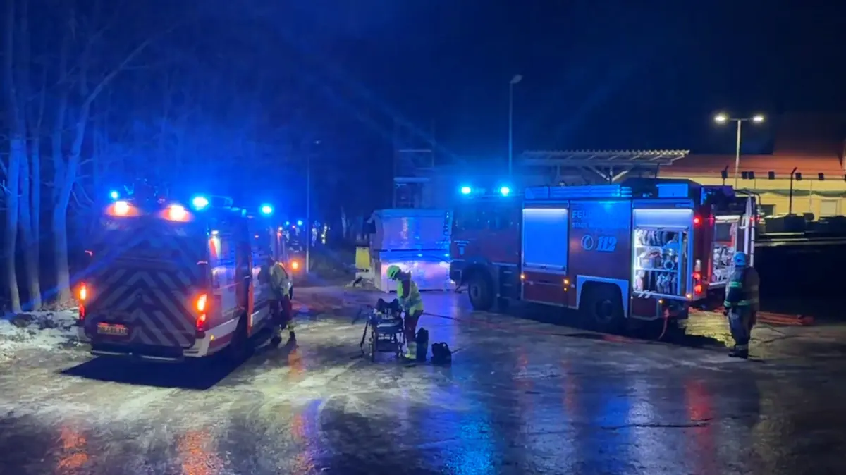 Auf einem Grundstück hinter einem Baumarkt in der Müncheberger Karl-Marx-Straße ist eine Sauna in Brand geraten.