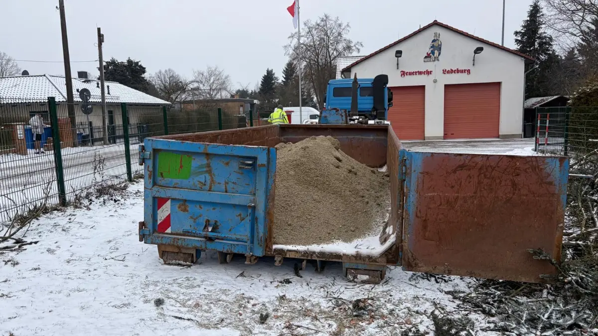 Erste Hilfe gegen Glatteis: Die Ladeburger können sich aus dem Container vor der Feuerwehr Streugut entnehmen.