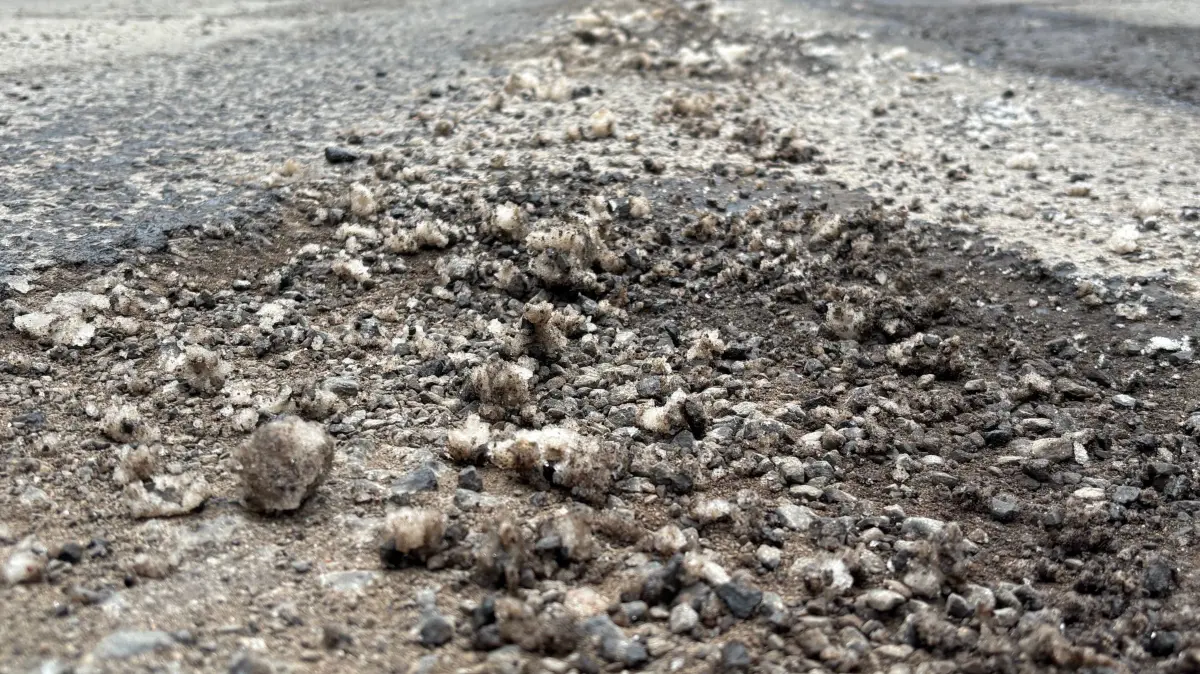 Das sieht gar nicht gut aus. Schlaglöcher lassen Autofahrer gerade in Neuruppin Kurven fahren. Besonders schlimm: die Straße zwischen Alt Ruppin und Gildenhall.